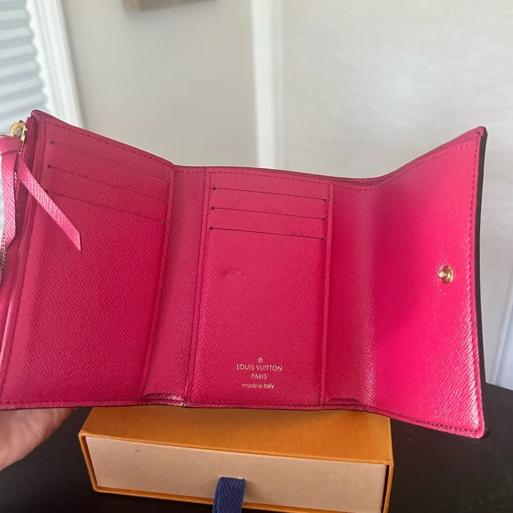 💞SOLD! Louis Vuitton Victorine Christmas Animation Wallet Monogram Rose Pivoine - Picture 8 of 15